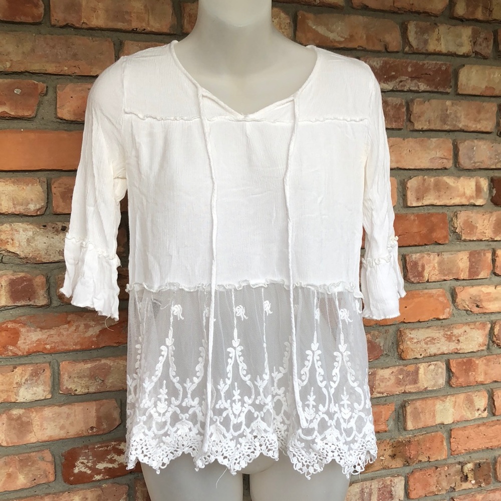 Andrew by Unit size small white bell sleeve lace V-neck top